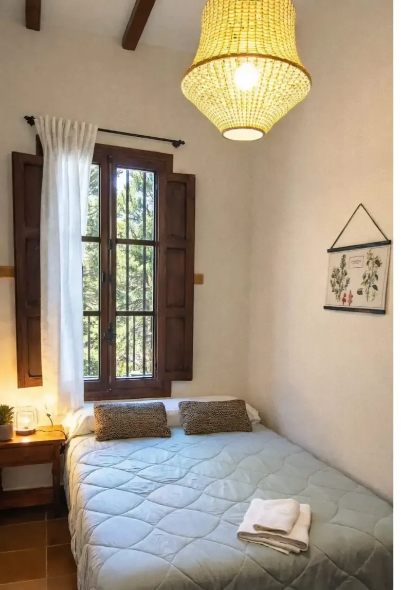 Dormitorio 2 de la casa 5 con vistas a la piscina y la montaña