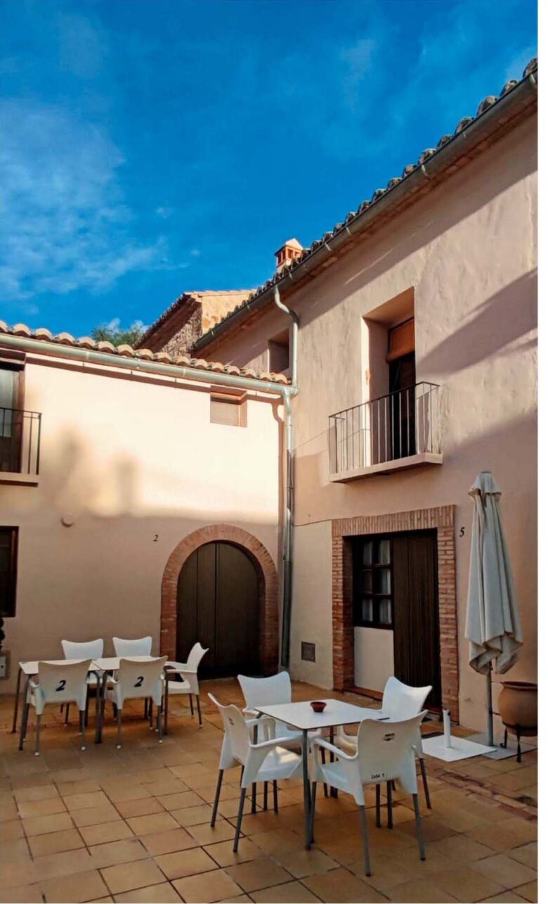 Reservar en Masía de San Juan. mesas patio casa 5